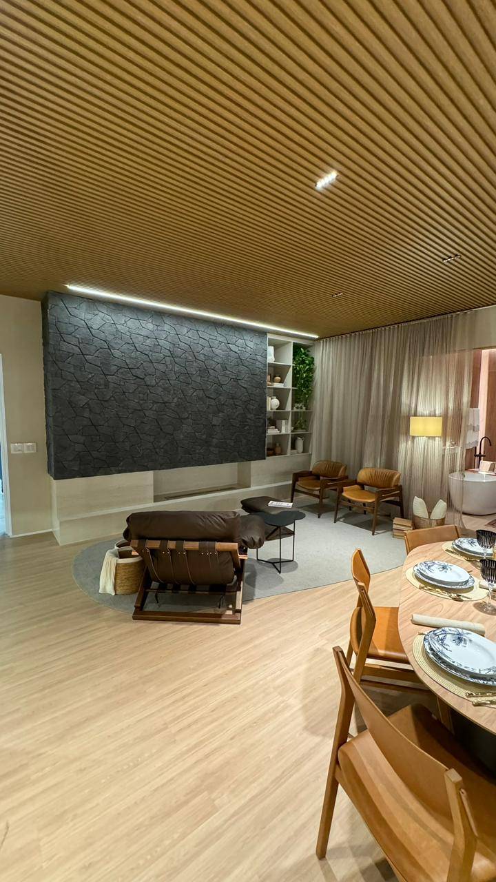 Lareira em porcelanato claro com nicho linear.